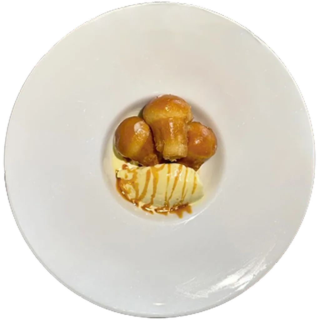 Babà al rhum con mascarpone e caramello salato, piatto del ristorante Da Alcide a Venturina, in Toscana.