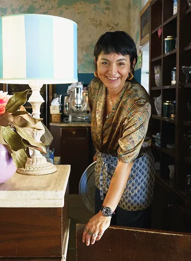 Cecilia, si occupa di gestire la sala e il bancone per bar, colazioni e aperitivi, nel ristorante da Alcide a Venturina, in Toscana.