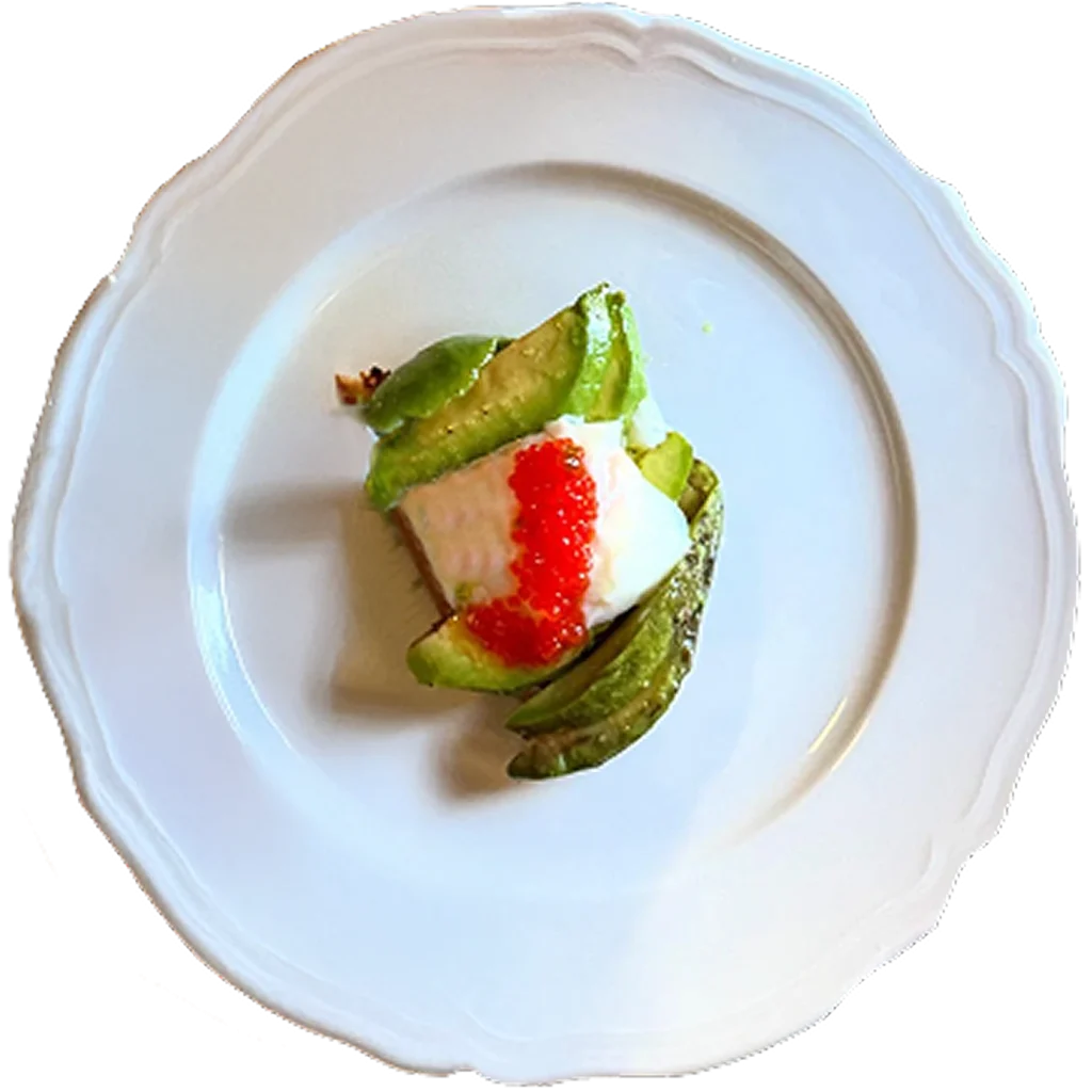 Crostone con avocado, formaggio fresco e caviale, piatto del ristorante Da Alcide a Venturina, in Toscana.