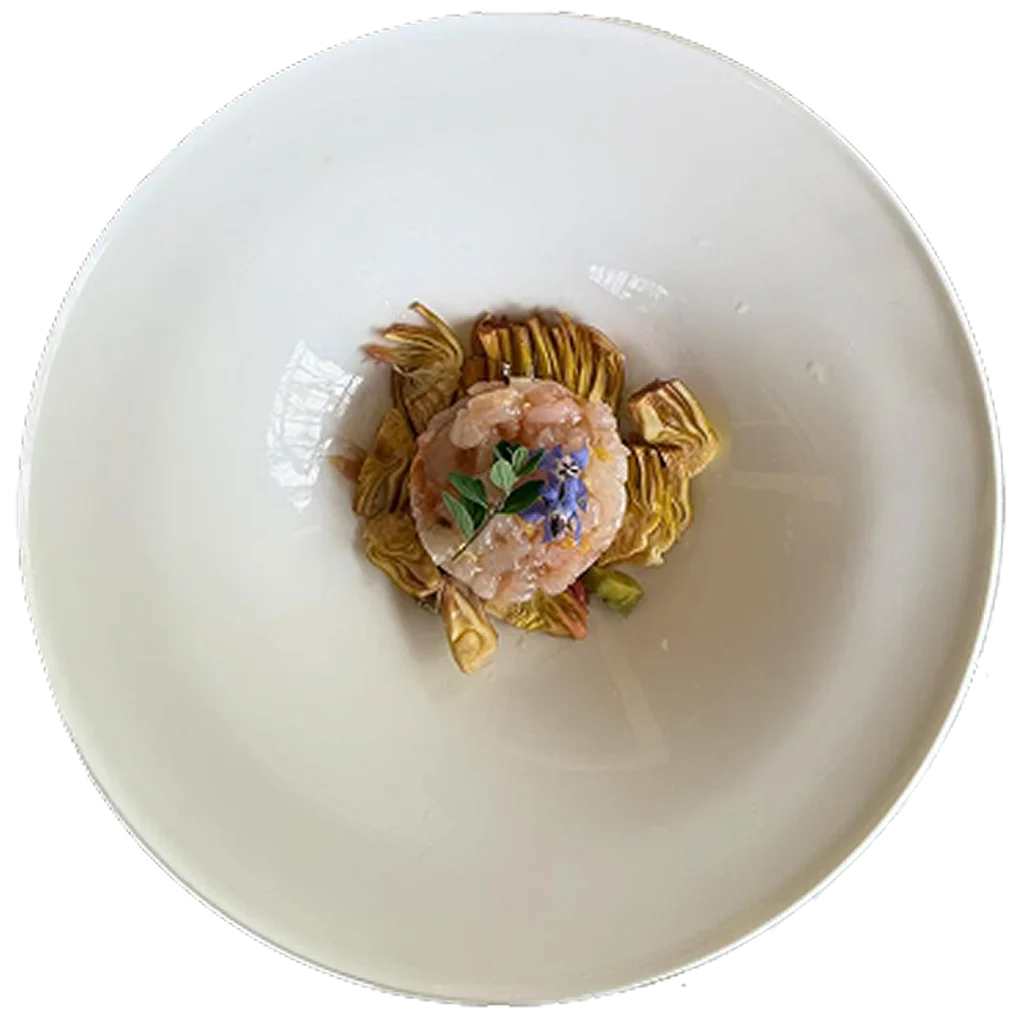 Cruditè di carciofi e tartare di pesce, piatto del ristorante Da Alcide a Venturina, in Toscana.
