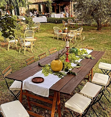 Catering allestito e preparato dal team da Alcide, i tavoli decorati con piante, vasi e candele. Proposta di piatti del ristorante toscano con un menù stagionale