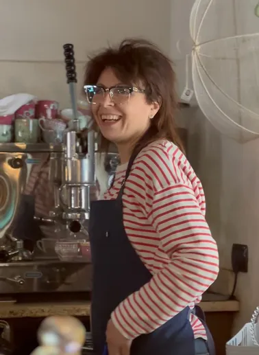 Francesca, sommelier e gestisce la sala, dietro al bancone nel ristorante da Alcide a Venturina, in Toscana.