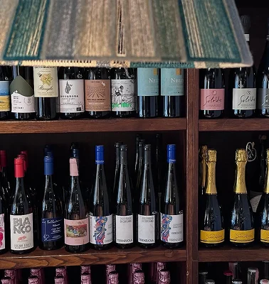 Collezione di vini selezionati da Francesca, la sommelier del ristorante, cura e aggiorna stagionalmente per accompagnare i piatti del ristorante toscano con menù stagionale.