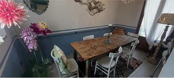 Vista ampia della nella sala privata ben arredata che ritornate dispone su prenotazione, adatta a occasioni importanti nel ristorante da Alcide a Venturina in Toscana.