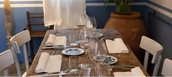 Tavola apparecchiata nella sala privata che dispone il ritornate e che è possibile prenotare per occasioni importanti nel ristorante da Alcide a Venturina in Toscana.