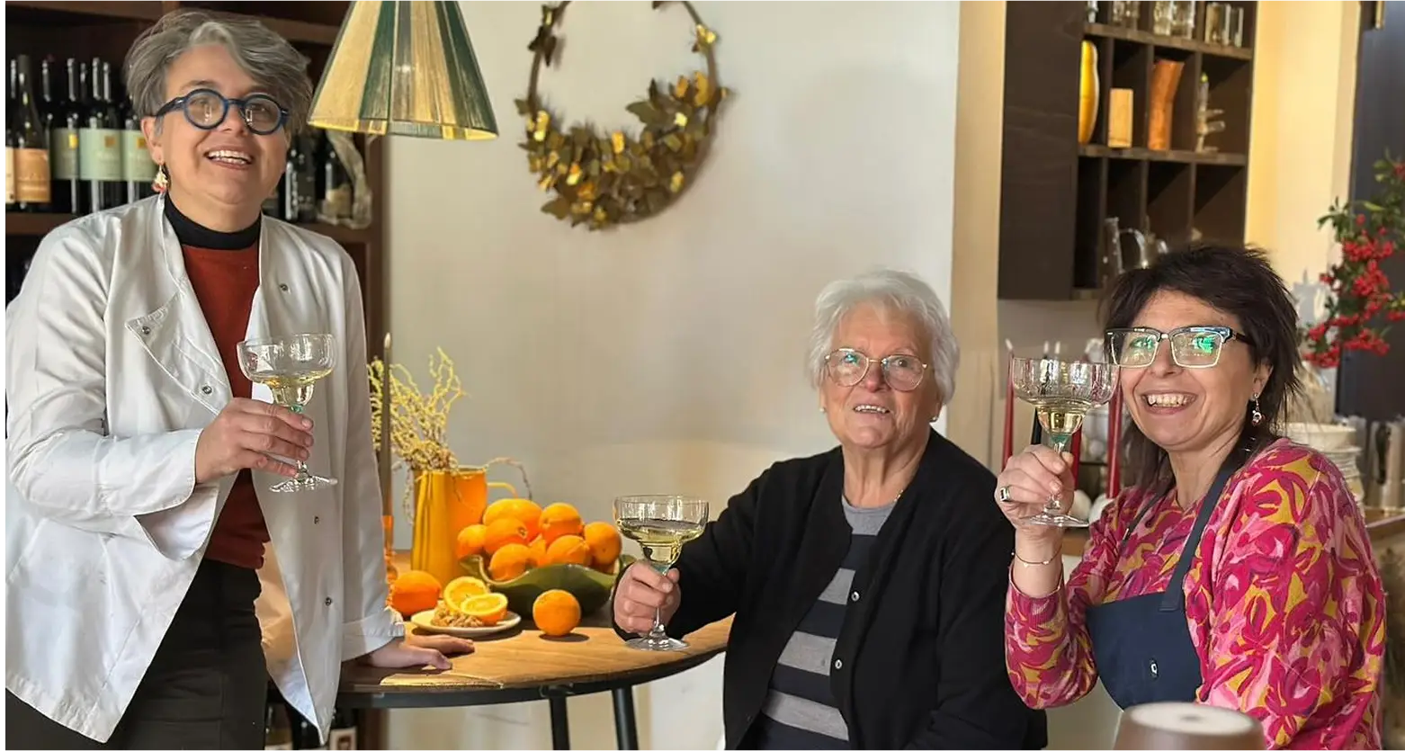 Cristina, Francesca e la loro madre, figliai di Alcide che nel 1918 aprì l'attività come bottega alimentare a Venturina in Toscana. Oggi trasformata in ristorante. Il ristorante usa Ingredienti toscani e costruisce una storia familiare.