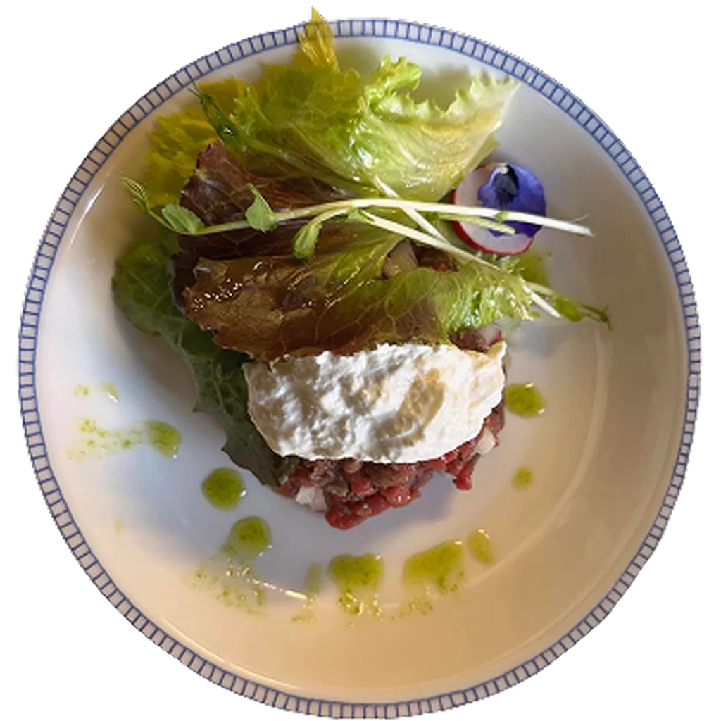 Tartare di manzo con burrata, lattuga, ravanelli e pesto alla rucola, piatto del ristorante Da Alcide a Venturina, in Toscana.